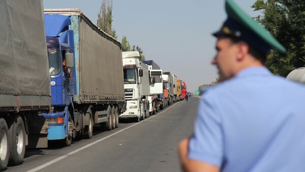 Camiones en la frontera entre Crimea y Ucrania - Sputnik Mundo