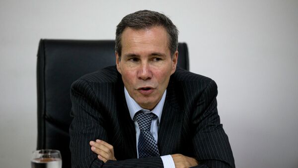 In this May 29, 2013 photo, Alberto Nisman, the prosecutor investigating the 1994 bombing of the Argentine-Israeli Mutual Association community center, talks to journalists in Buenos Aires, Argentina. - Sputnik Mundo