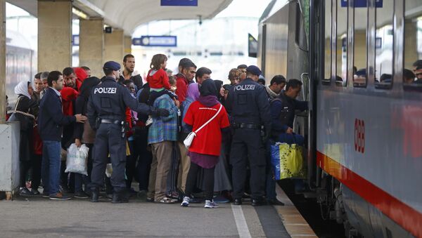 Migrantes cogen el tren a Alemania en Viena - Sputnik Mundo