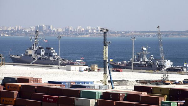 Destructor estadounidense USS Donald Cook y fragate ucraniana Hetman Sahaidachny en el puerto de Odesa - Sputnik Mundo