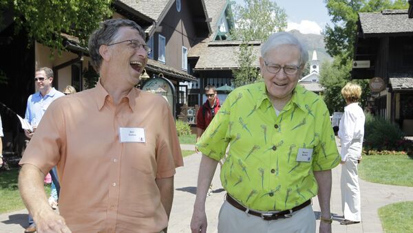 Bill Gates junto a Warren Buffett, foto de archivo - Sputnik Mundo