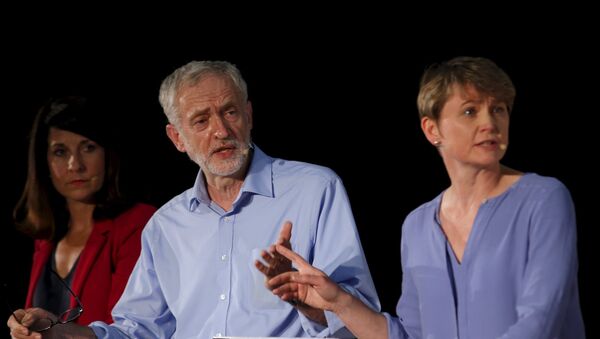 Liz Kendall, Jeremy Corbyn y Ivette Cooper durante el debate de liderazgo organizado por el periódico The Guardian - Sputnik Mundo