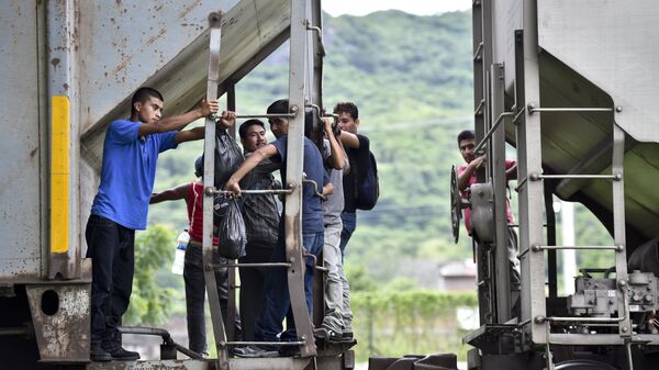 Inmigrantes ilegales en la frontera entre México y EEUU (archivo) - Sputnik Mundo