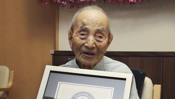 Yasutaro Koide, 112, holds the Guinness World Records certificate as he is formally recognized as the world's oldest man at a nursing home in Nagoya, central Japan - Sputnik Mundo