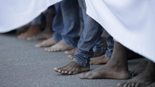 Hundreds gather for a barefoot march in support of migrants at the Venice Lido, Italy, where the 72nd edition of the Venice Film Festival is being held, Italy, Friday, Sept. 11, 2015. - Sputnik Mundo