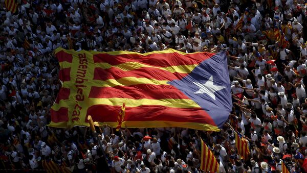 Bandera independista de Cataluña durante la demonstración Via Lliure a la Republica Catalana (archivo) - Sputnik Mundo