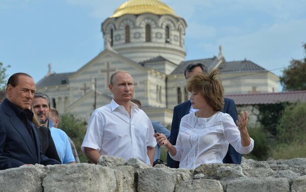 Ex primer ministro de Italia, Silvio Berlusconi y presidente de Rusia, Vladímir Putin en Crimea - Sputnik Mundo