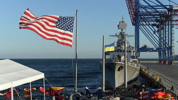 Ukraine (Sept. 1, 2015) USS Donald Cook (DDG 75) and Ukrainian navy ship UKRS Hetman Sahaydachniy (U130) moored in Odesa, Ukraine for Sea Breeze 2015 - Sputnik Mundo