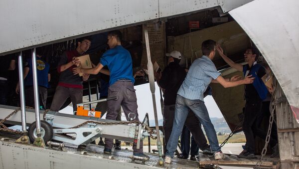 Descarga del avión con ayuda humanitaria rusa para Siria (archivo) - Sputnik Mundo