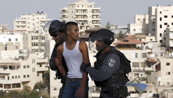 Policíacos israelíes arrestan a un joven palestino durante los choques en la Explanada de las Mezquitas - Sputnik Mundo