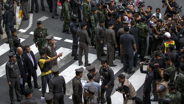 Policía y un sospechoso cerca del lugar del atentado en Bangkok - Sputnik Mundo