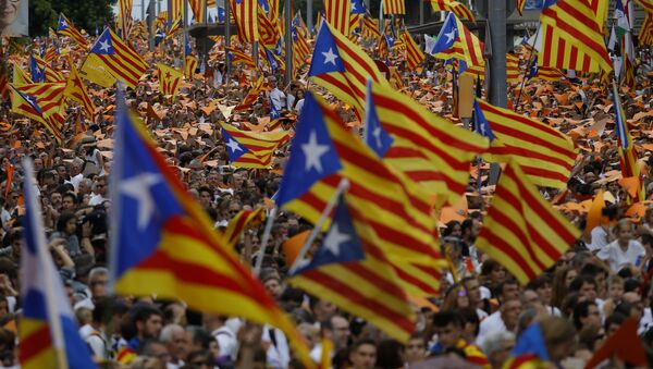People wave pro-independence Catalan flags, known as the Estelada flag, during a rally calling for the independence of Catalonia, in Barcelona, Spain, Friday, Sept. 11, 2015. - Sputnik Mundo