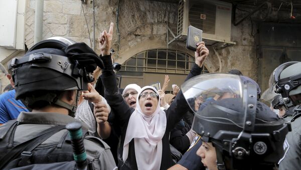 Policíacos israelíes impiden a las mujeres palestinas entrar en a la mezquita de Al Aqsa (archivo) - Sputnik Mundo