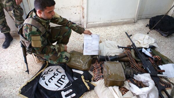 Militares sirios examinan las armas confiscadas de los militantes de EI - Sputnik Mundo