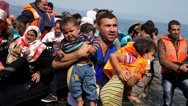 Refugiados sirios desembarcan a la isla Lesbos en Grecia - Sputnik Mundo