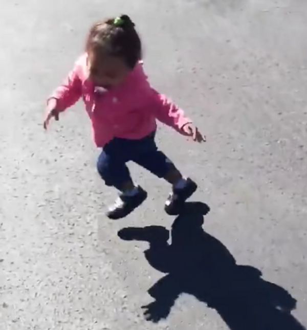 Fantasmagórica sombra acecha a un bebé - Sputnik Mundo