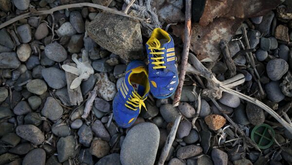 Zapatos de un niño en la costa de la isla de Lebos, Grecia - Sputnik Mundo