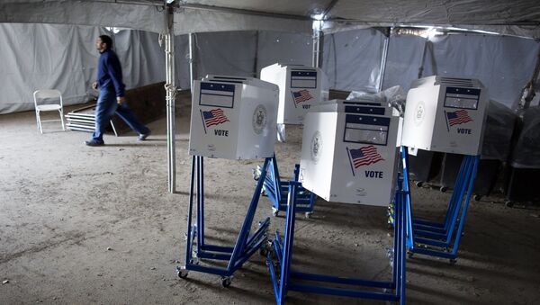 Las máquinas electorales de EEUU tienen más de diez años en 43 estados, según informe - Sputnik Mundo