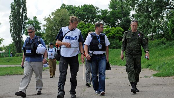 Representantes de la OSCE y un miliciano de la RPD en Donetsk - Sputnik Mundo