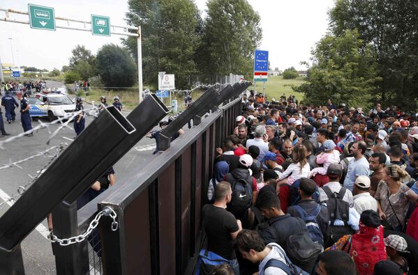 Los migrantes asaltan la frontera entre Serbia y Hungría - Sputnik Mundo