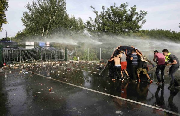 Choques entre inmigrantes y policías en la frontera serbio-húngara - Sputnik Mundo