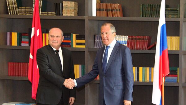 Ministro ruso de Exteriores, Serguéi Lavrov, y su homólogo turco, Feridun Sinirlioğlu - Sputnik Mundo