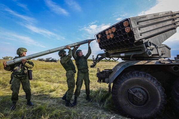Ejercicios Tsentr-2015: tiro con fuego real y vehículos blindados en marcha - Sputnik Mundo