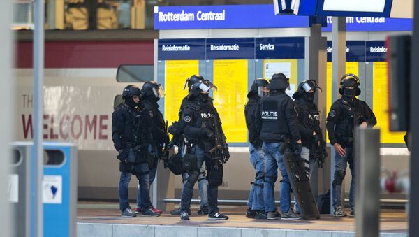 Members of a special unit of Dutch police stand guard near a Thalys train on a platform of Rotterdam central station, on September 18, 2015, as a man has locked himself in the train'sbathroom. The Thalys plus several platforms have been evicted. - Sputnik Mundo