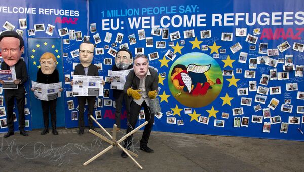 Actores disfrazados de David Cameron, Angela Merkel, Francois Hollande, Mariano Rajoy y Viktor Orbán cerca del retrato de Aylan Kurdi - Sputnik Mundo