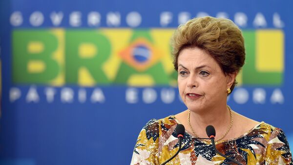 La presidenta de Brasil hace un discurso durante una ceremonia en Planalto Palace en Brasilia. Septiembre 17, 2015. - Sputnik Mundo