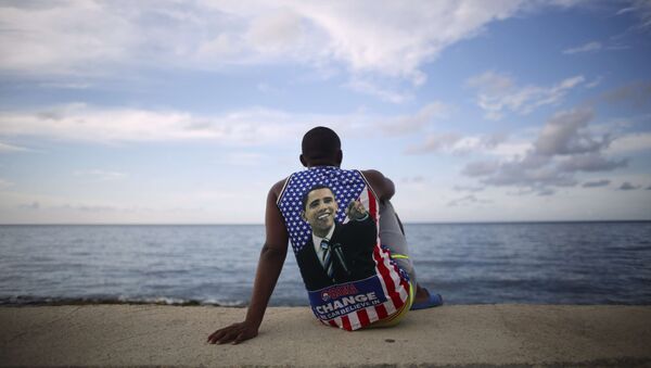 Un joven cubano lleva la camiseta con la imagen de Barack Obama - Sputnik Mundo