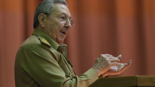 Cuba's President Raul Castro applauds as he addresses the National Assembly in Havana, Cuba, Wednesday, July 15, 2015 - Sputnik Mundo