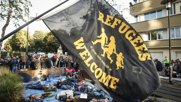 Protestantes en Bruselas con la bandera 'Bienvenido, refugiados' - Sputnik Mundo