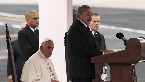 Papa Francisco y Raúl Castro, presidente de Cuba - Sputnik Mundo