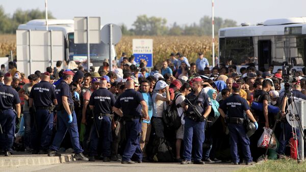 Más de 4.000 refugiados llegan a Hungría el sábado, según asesor presidencial - Sputnik Mundo