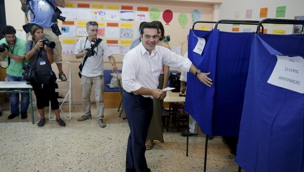 Alexis Tsipras en un colegio electoral en Atenas - Sputnik Mundo
