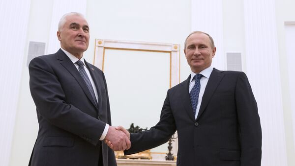 Presidente de Osetia del Sur, Leoníd Tibílov (izda.) y presidente de Rusia, Vladímir Putin (archivo) - Sputnik Mundo