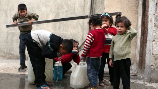 Niños sirios en la ciudad de Duma en la provincia de Damasco - Sputnik Mundo