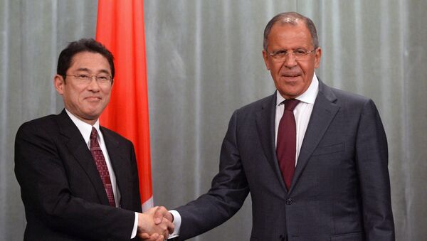 Fumio Kishida, ministro de Exteriores de Japón y Serguéi Lavrov, ministro de Asuntos Exteriores de Rusia - Sputnik Mundo