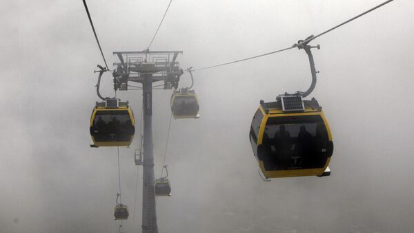 In this Sept. 18, 2014 photo, cable-cars move in the fog as people commute between the capital of La Paz with El Alto, Bolivia - Sputnik Mundo