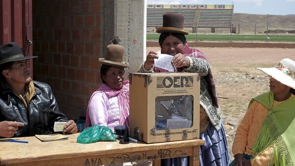 Una mujer vota en Bolivia - Sputnik Mundo