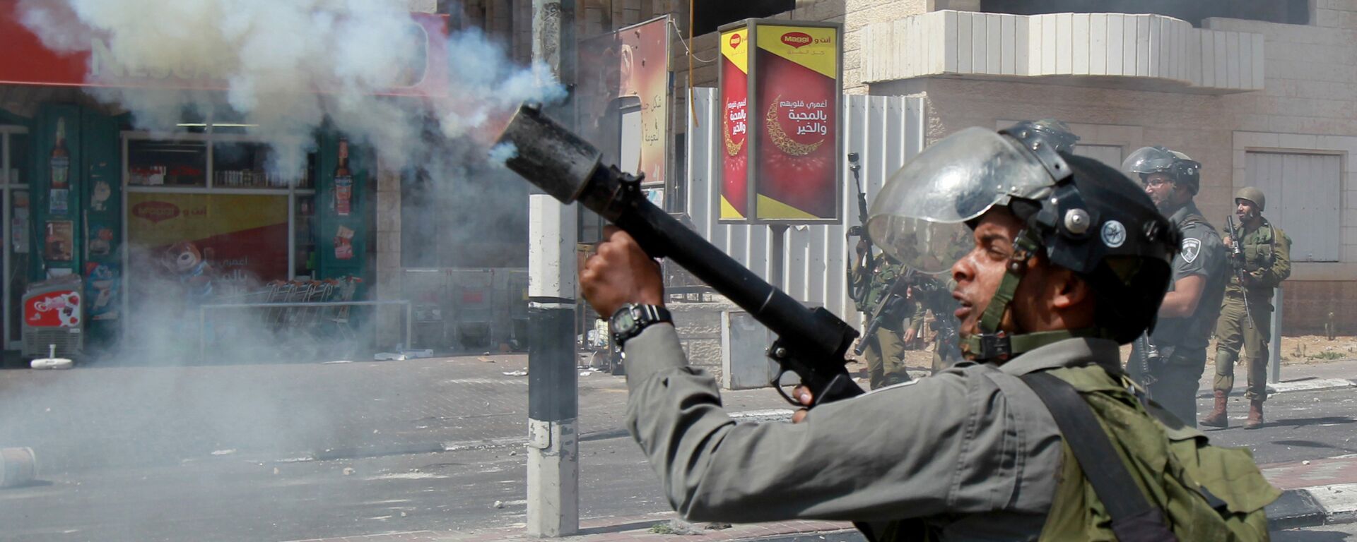 Guardafronteras de Israel tira el gas lacrimógeno durante el choque armado con los jóvenes palestinos - Sputnik Mundo, 1920, 25.01.2022