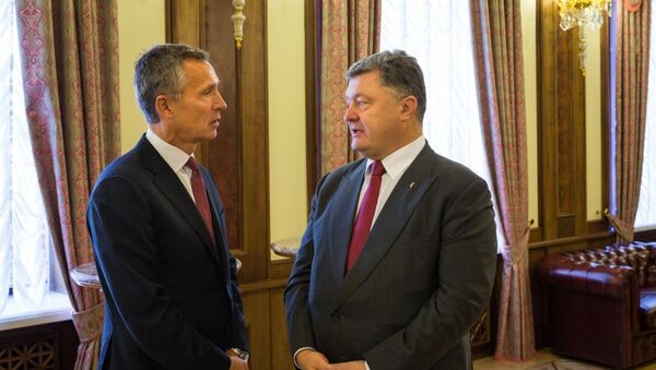 Secretario general de la OTAN, Jens Stoltenberg, y presidente de Ucrania, Petró Poroshenko - Sputnik Mundo