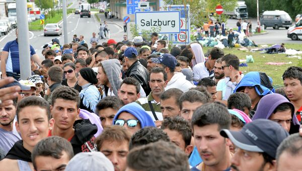 Refugiados están esperando en la frontera entre Austria y Alemania después de que han sido parados por la policía en Salzburgo, Austria - Sputnik Mundo