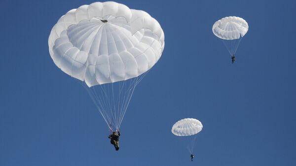 Paracaidistas militares (imagen referencial) - Sputnik Mundo