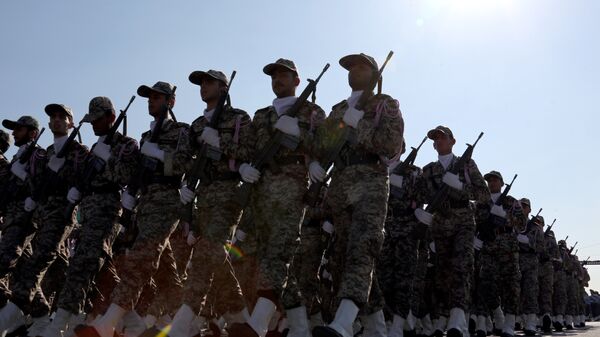 Iranian soldiers march during the annual military parade marking the anniversary of the start of Iran's 1980-1988 war with Iraq, on September 22, 2015 - Sputnik Mundo