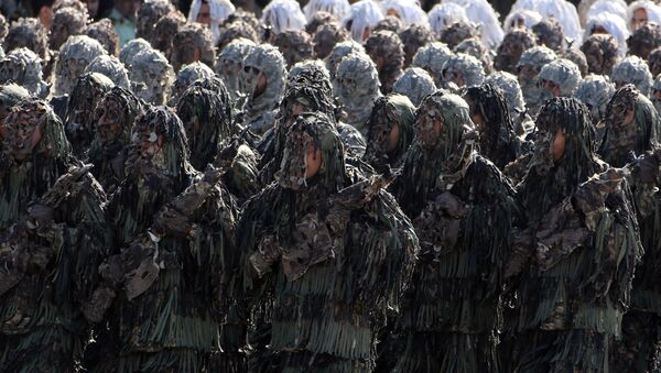 Iranian soldiers wearing ghillie suits, a type of camouflage designed to resemble heavy foliage, march during the annual military parade marking the anniversary of Iran's war with Iraq (1980-88) in Tehran, on september 22, 2015 - Sputnik Mundo