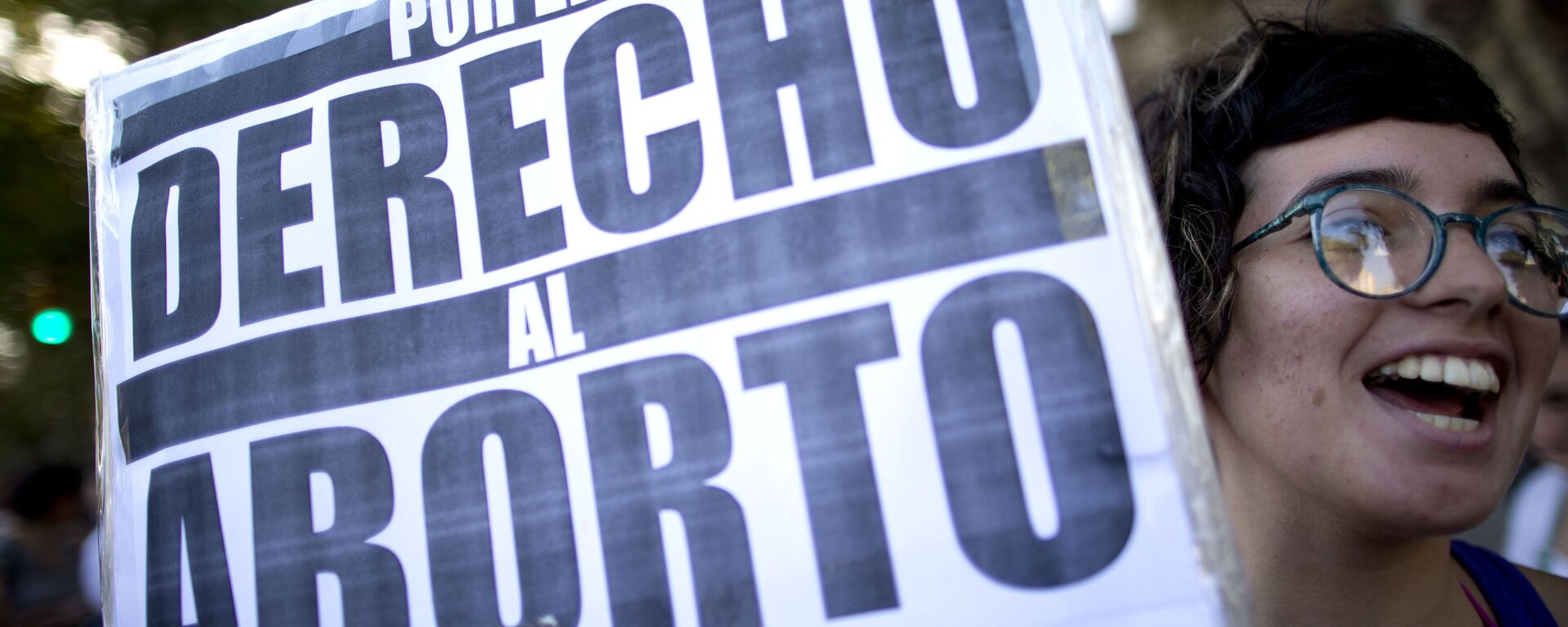 A woman holds a banner that reads in Spanish For the right to abort, during a rally in Buenos Aires, Argentina - Sputnik Mundo, 1920, 15.12.2022