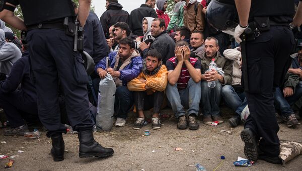 Policías croatas y los refugiados - Sputnik Mundo