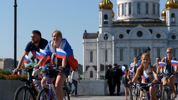 Los rusos con las banderas nacionales - Sputnik Mundo